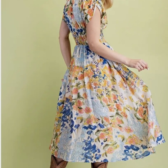 Floral Midi Dress with a Front Zipper and Smocked Waist - Picture 4 of 6